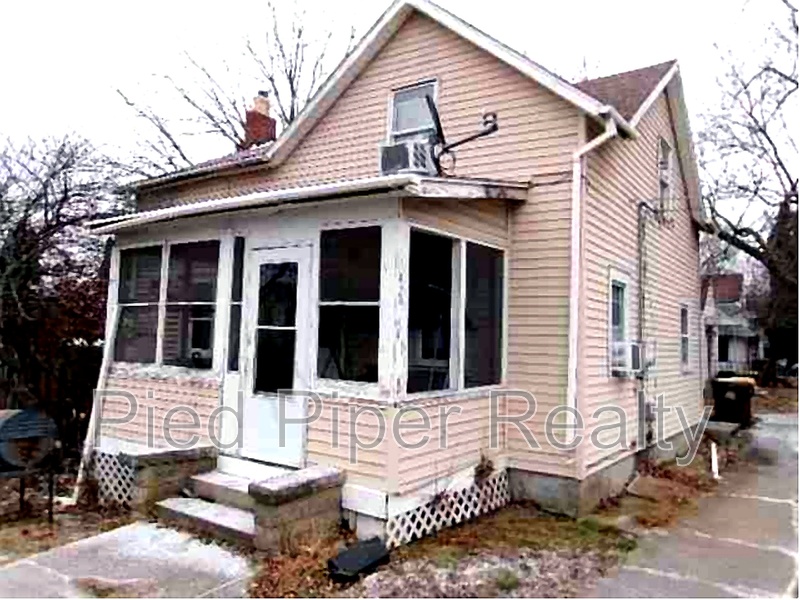 Freeport House: 254 W Homer St