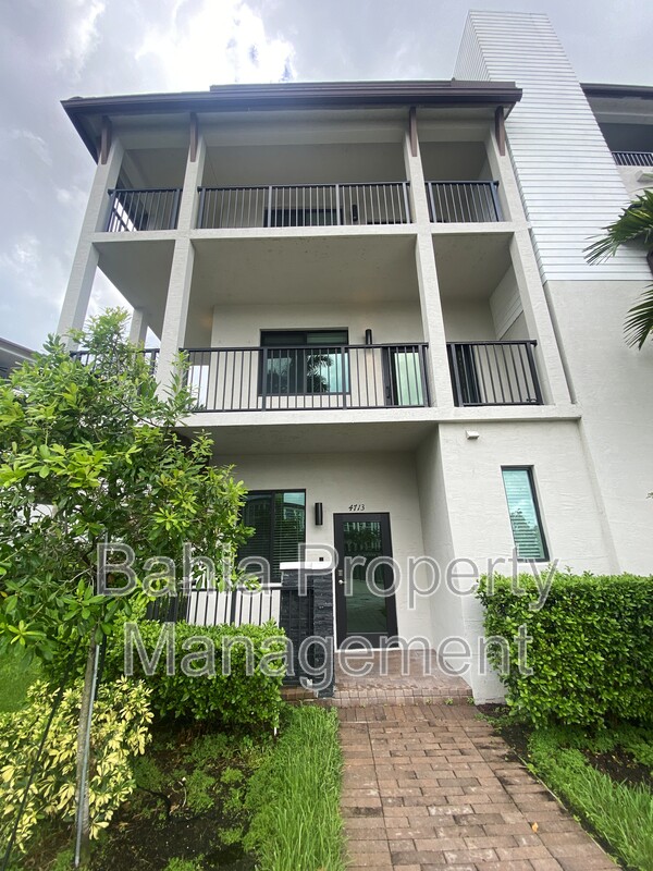 Doral Townhome: 4713 NW 84th Ct