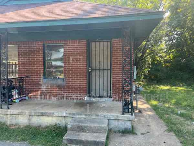 Memphis House: 1484 Oaklawn St