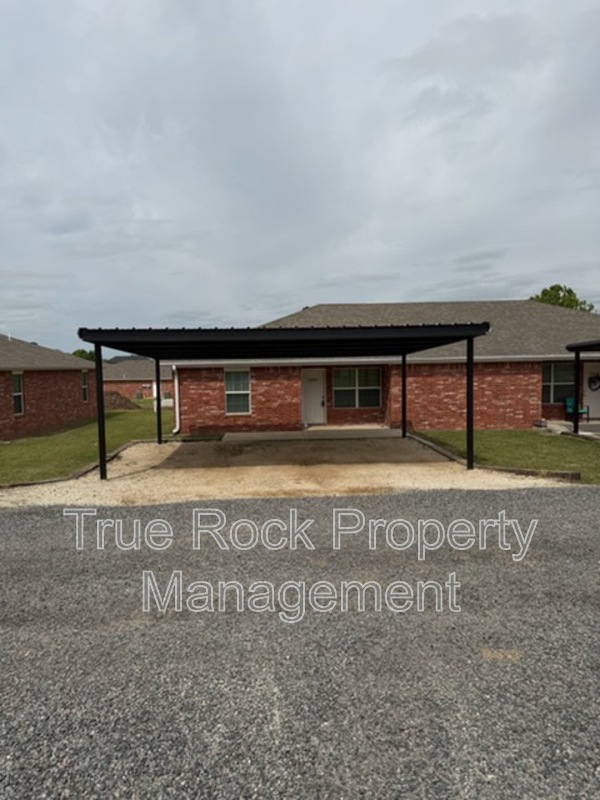 Ada House: 13802 County Road 1554
