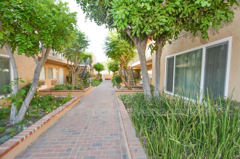 SIMI VALLEY Condo: 974 ASHLAND AVE