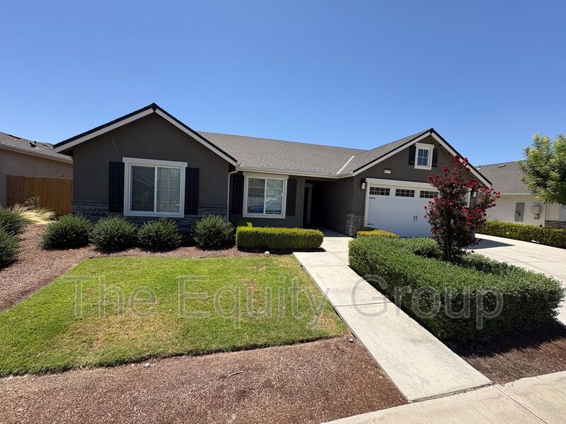 Tulare House: 3227 Ferro Ct