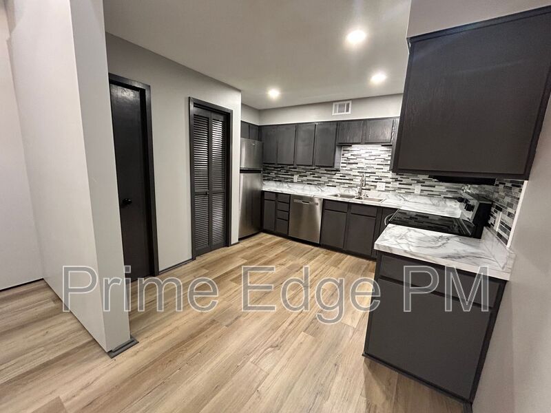 Lincoln House: 1741 Ridgehaven Ct-5