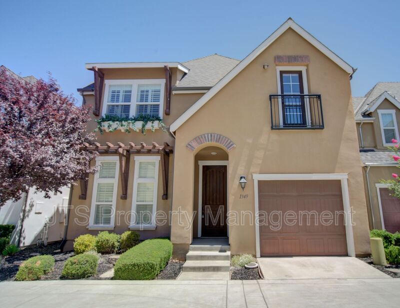 Roseville House: 1349 Piper Pl