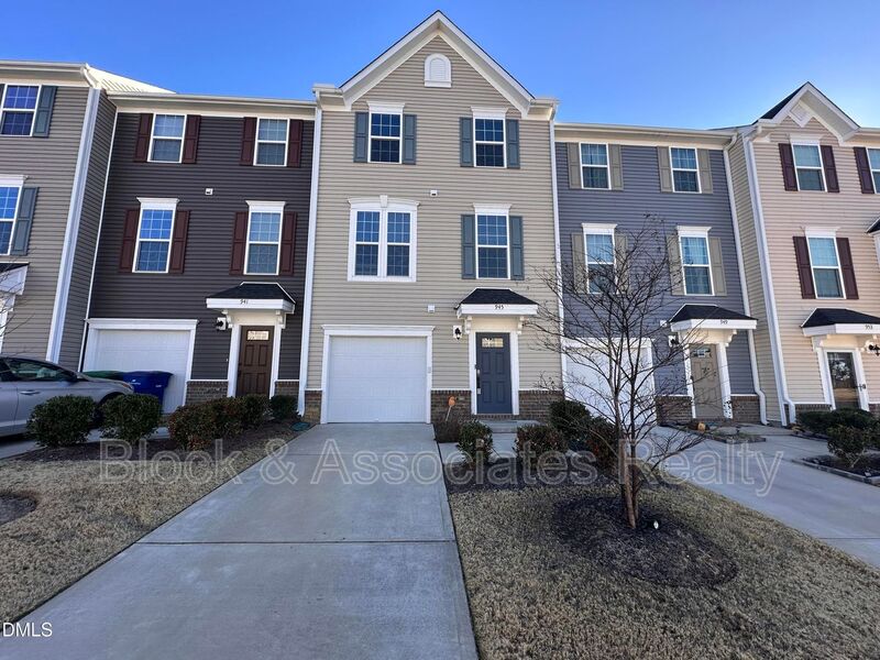 Fuquay-Varina House: 945 Arnold Place Drive