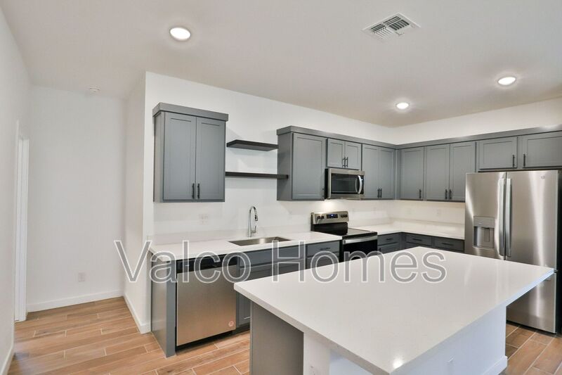 Waddell House: 16886 W Diana Avenue