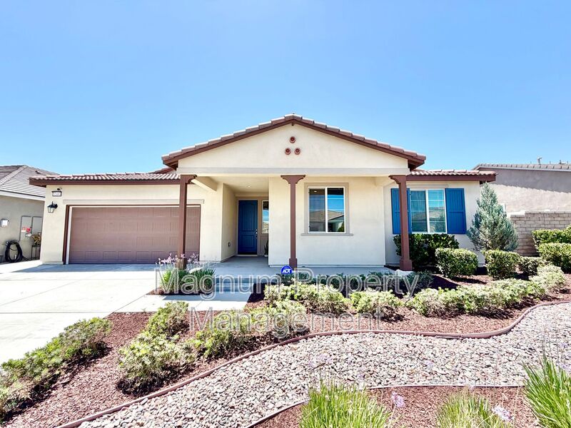 Menifee House: 32463 Mckiernan Ln