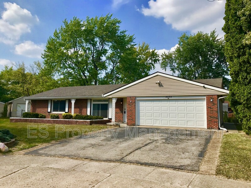 Beautiful 4 Bedroom 1.5 Bathroom Ranch Style Home in Lawrence! - Photo 2