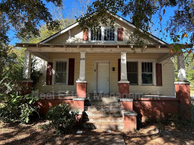 Griffin House: 635 E Chappell St