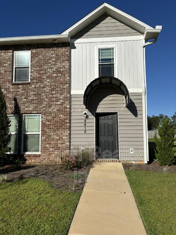 Pace Townhome: 4415 Village Oak Lane