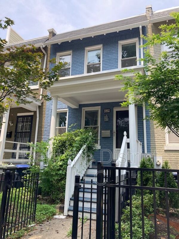 Washington House: 624 Orleans Place NE