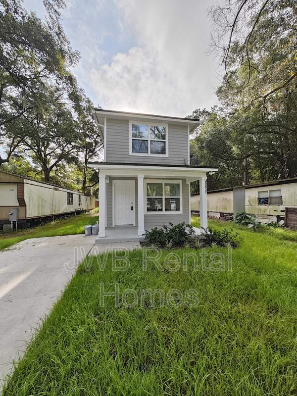 Jacksonville House: 11137 Pine St