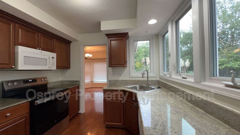 Spacious 4-Bedroom Home with Sunroom! - Photo 2