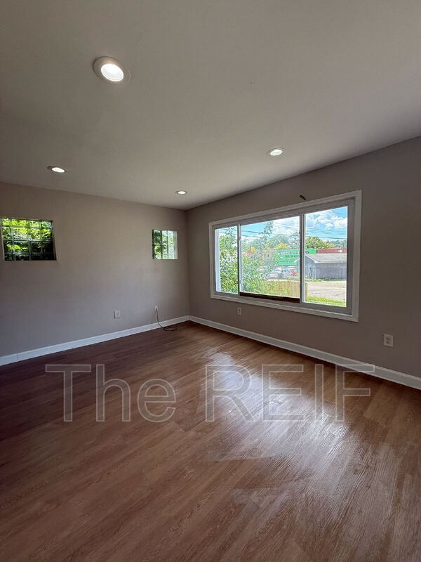 Detroit House: 14732 Woodmont Avenue