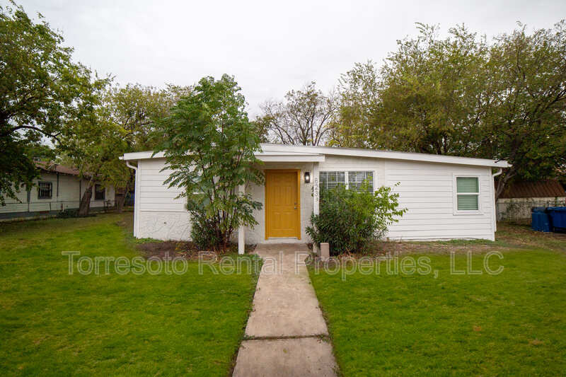 San Antonio House: 823 N Trinity