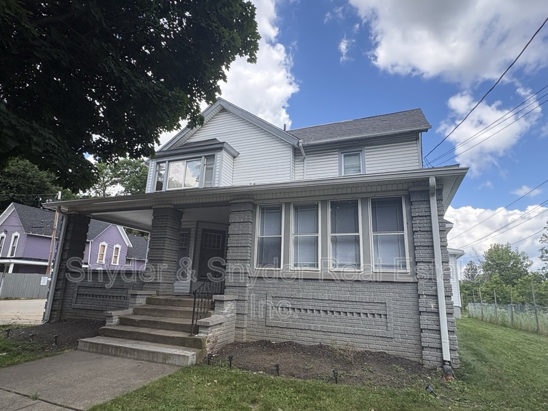 Akron House: 50 South Walnut Street