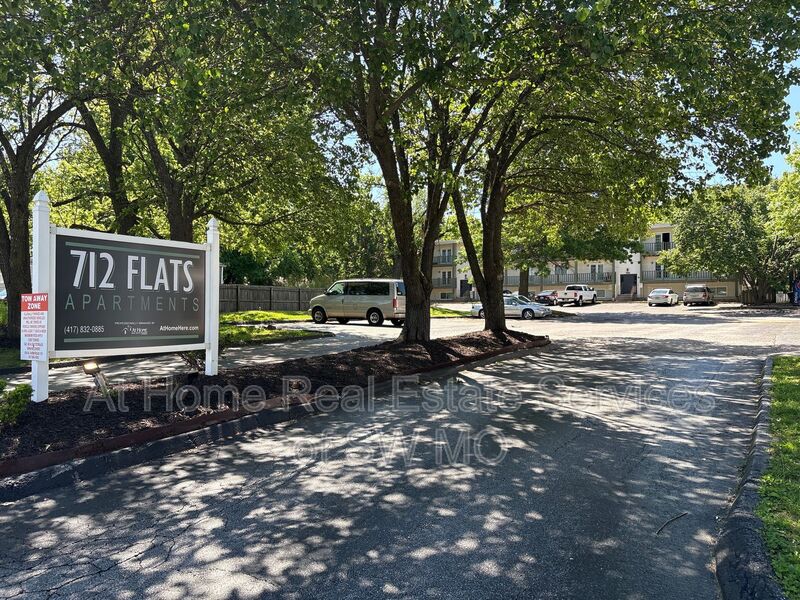 Springfield Condo: 712 E Sunshine