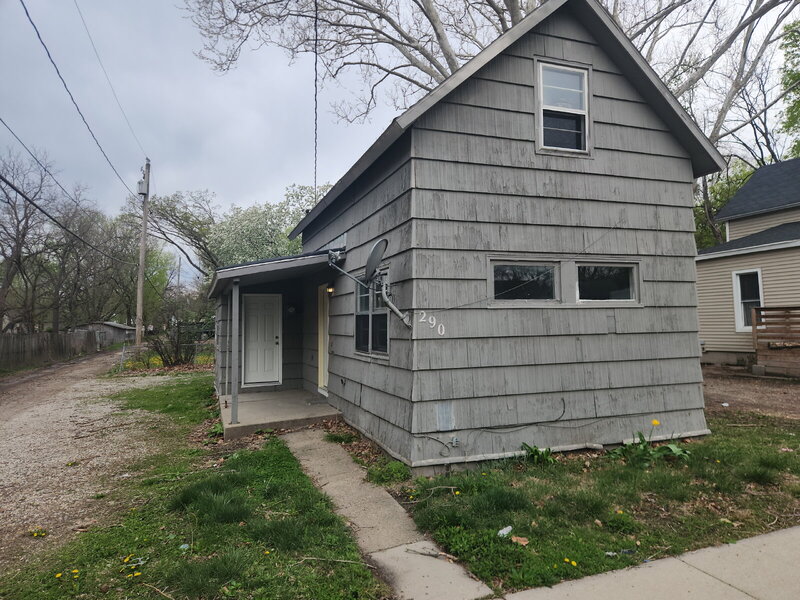 Des Moines House: 290 E 17th St