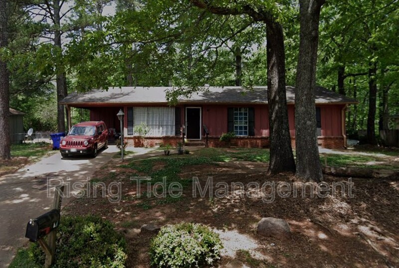 Center Point House: 428 Woodland Ct NE