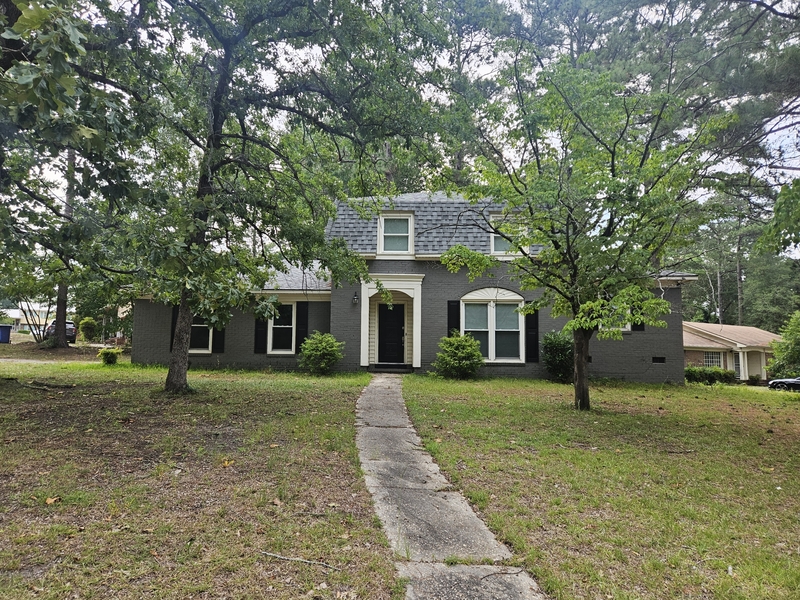 Fayetteville House: 402 Lotus Drive