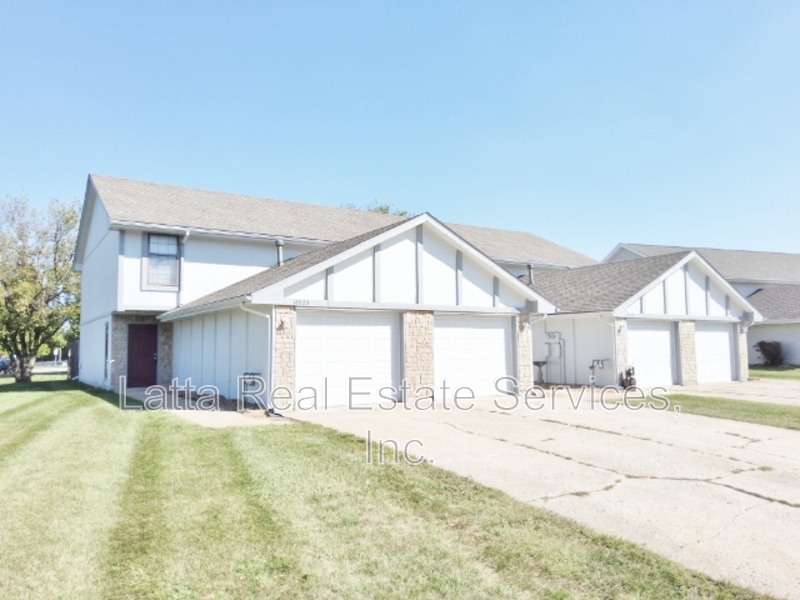 Independence Townhome: 18923 Manor Dr