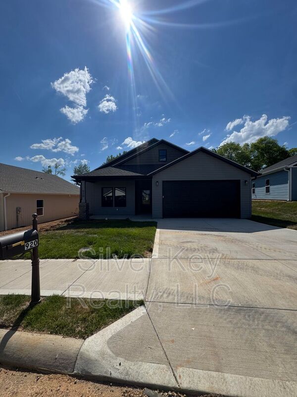 Sweetwater House: 920 Stratford Avenue