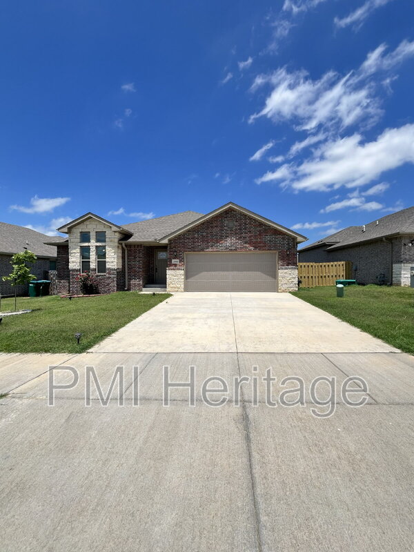Centerton House: 2060 Periwinkle Pl
