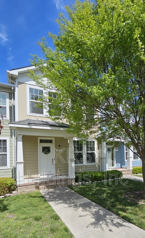 Norfolk Townhome: 918 Hillside Avenue