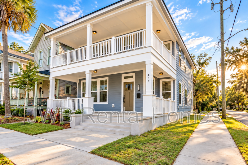 Jacksonville House: 453 1st St E