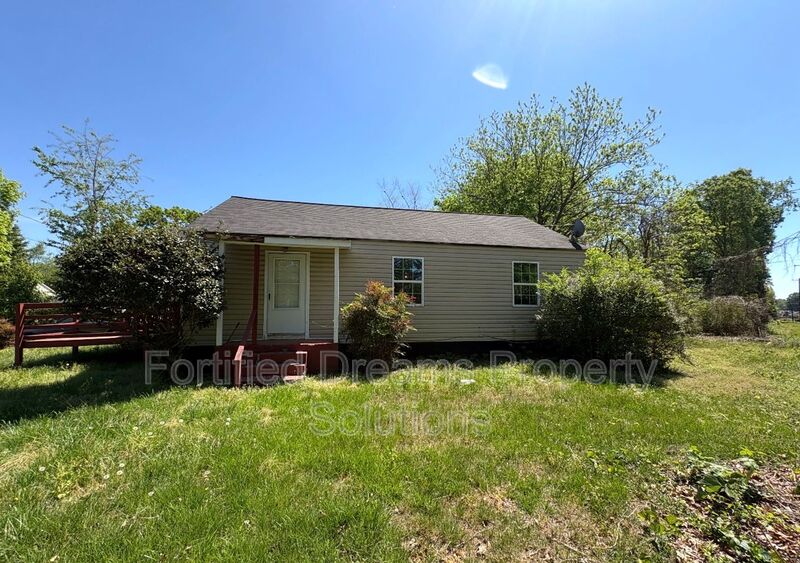 Winston-Salem House: 1000 East Brookline Street