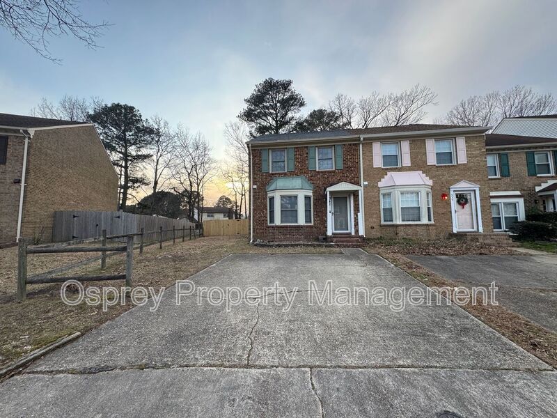 Charming, end-unit brick townhome! *ASK ABOUT OF ZERO DEPOSIT* - Photo 2