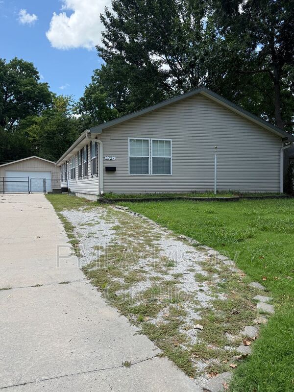 Topeka House: 1727 SW Mission Ave