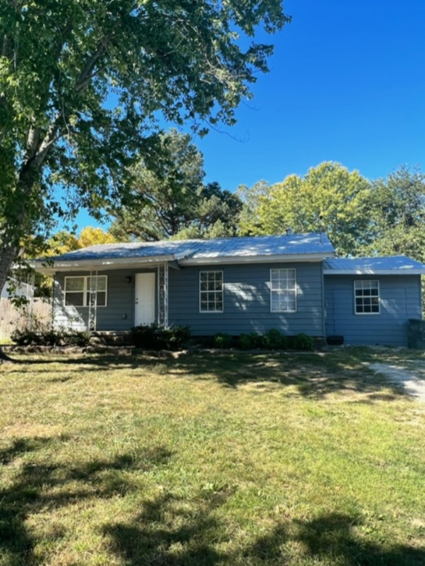 Fayetteville House: 1393 Farmers Road