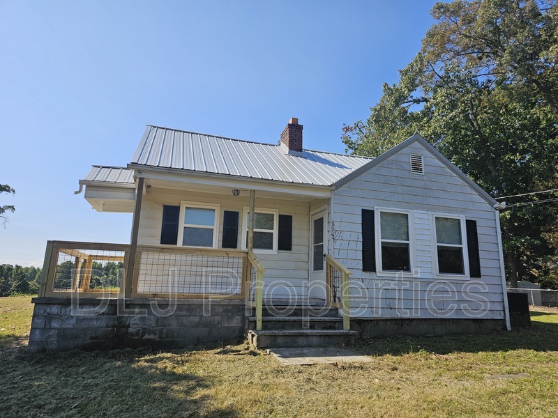 Strawberry Plains House: 775 Asheville Highway