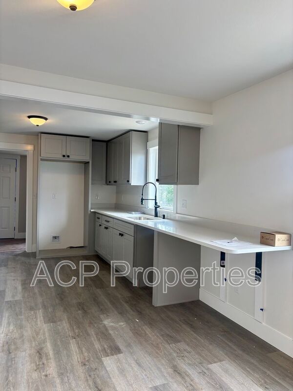 Lynden House: 2094 Front St