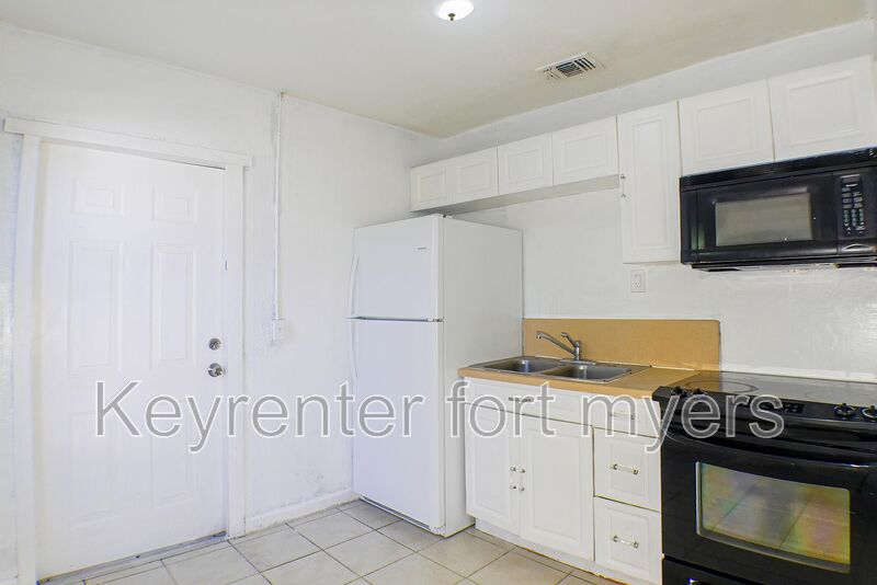 Fort Myers House: 3042 Douglas Ave