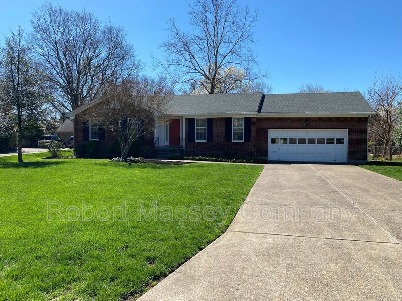 Louisville House: 6802 Penwern Court