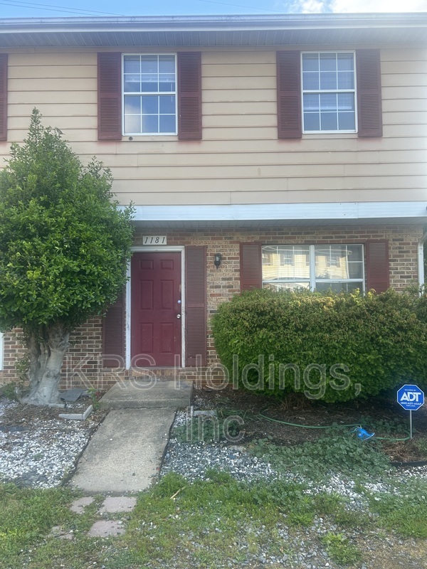 Rockingham Townhome: 1181 Rosedale Dr