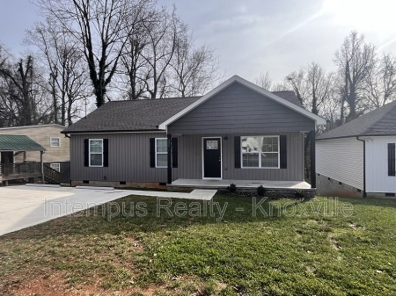 Oak Ridge House: 355 W Outer Dr