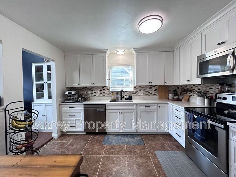 3-bedroom Gem in the heart of Virginia Beach! "ASK ABOUT OUR ZERO DEPOSIT" - Photo 2