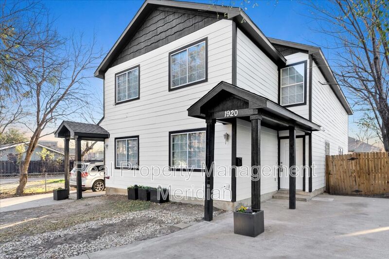 Fort Worth House: 1920 St Louis Ave