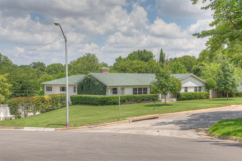 Fort Worth House: 1701 Versailles Road - 1