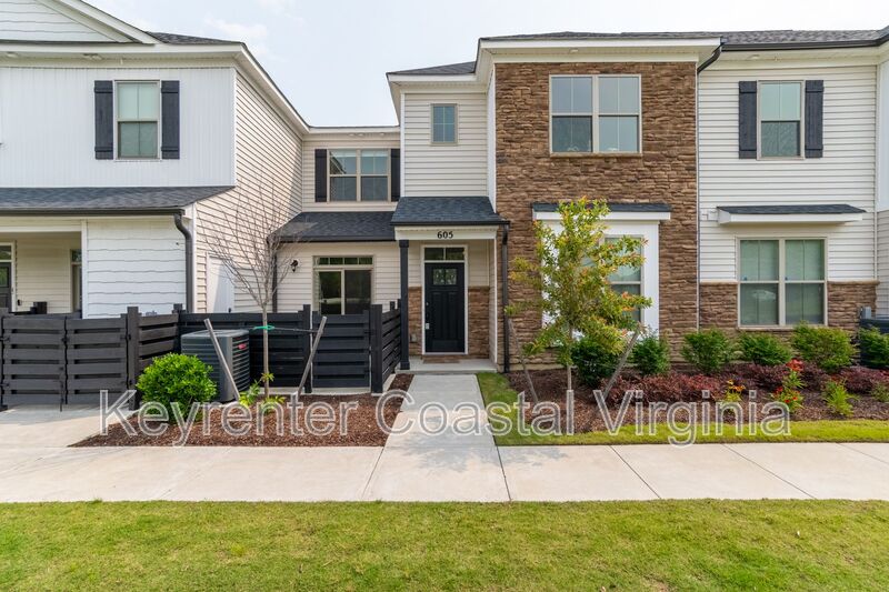 Carrollton Townhome: 605 Kathy Ann Way W