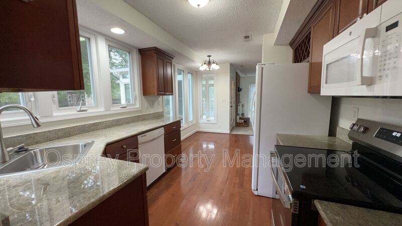 Spacious 4-Bedroom Home with Sunroom! - Photo 3