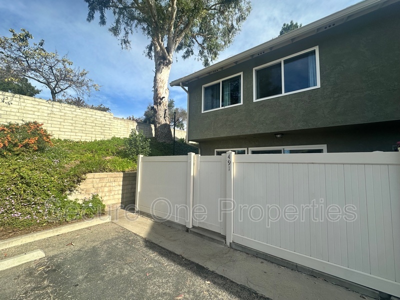 Thousand Oaks Townhome: 491 Serento Circle