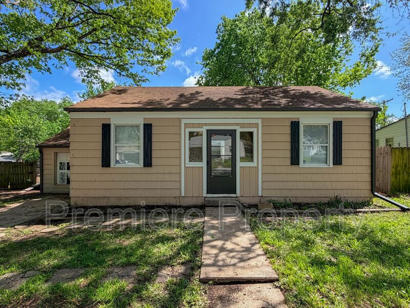 Kansas City House: 1109 NE 44th St