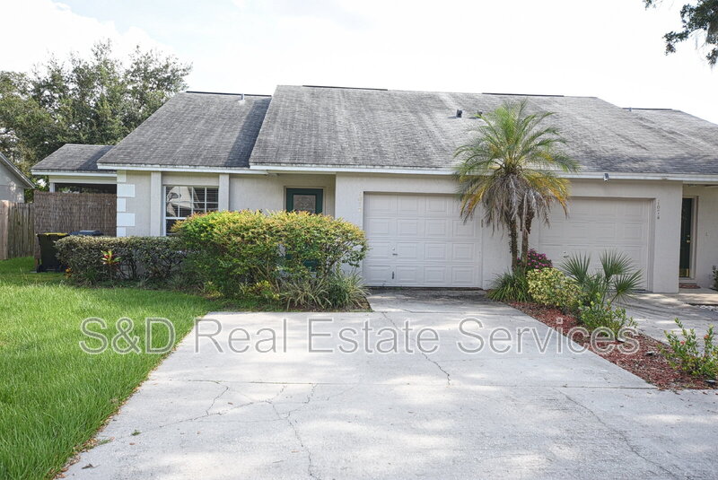 Lakeland House: 1072 Meadowood Pointe Rd.