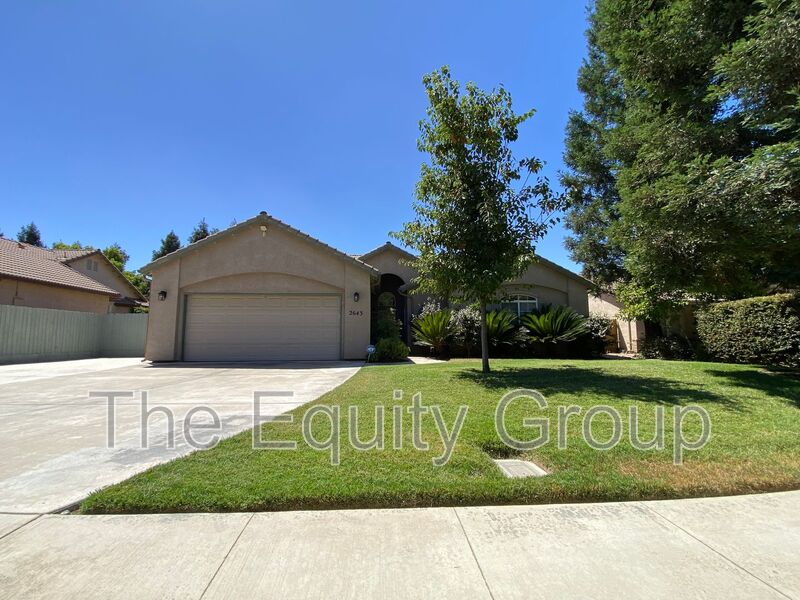 Visalia House: 2643 West Oakridge Ave