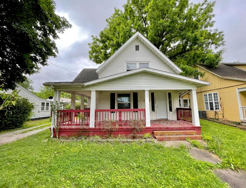 Springfield House: 1440 E. McDaniel