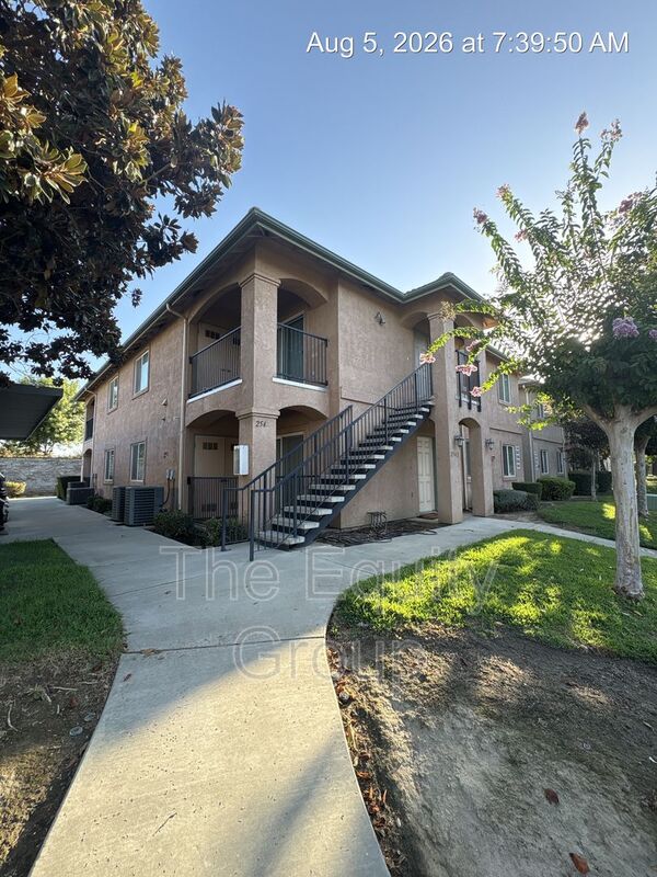 Visalia House: 2544 West Lark Avenue